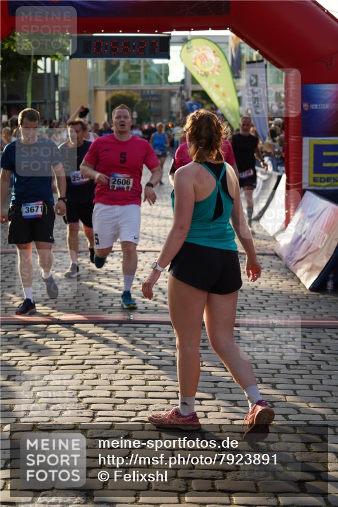 13.06.2025 - Holstenköstenlauf Felixshl http://msf.ph/oto/7923891 13.06.2025 19:56:26 Laufen 2055, 2141, 2150, 2184, 2317, 2546, 2589, 2606, 3005, 3222, 3671, 3917, 3969 meine-sportfotos.de