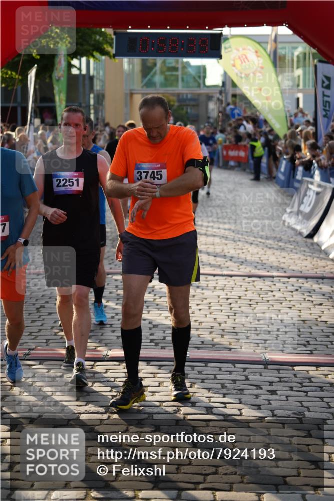 13.06.2025 - Holstenköstenlauf Felixshl http://msf.ph/oto/7924193 13.06.2025 19:58:38 Laufen 2251, 2567, 2575, 2992, 3065, 3251, 3609, 3727, 3730, 3745, 3838 meine-sportfotos.de