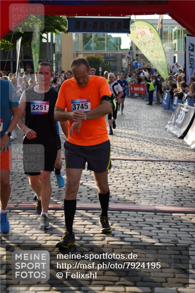 13.06.2025 - Holstenköstenlauf Felixshl http://msf.ph/oto/7924195 13.06.2025 19:58:38 Laufen 2251, 2567, 2575, 2992, 3065, 3251, 3609, 3727, 3730, 3745, 3838 meine-sportfotos.de