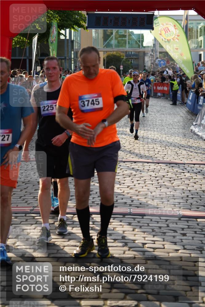 13.06.2025 - Holstenköstenlauf Felixshl http://msf.ph/oto/7924199 13.06.2025 19:58:39 Laufen 2251, 2567, 2575, 2992, 3065, 3251, 3609, 3727, 3730, 3838 meine-sportfotos.de