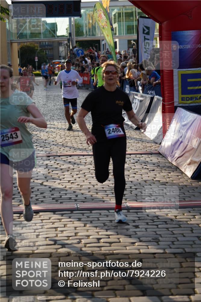 13.06.2025 - Holstenköstenlauf Felixshl http://msf.ph/oto/7924226 13.06.2025 19:58:53 Laufen 2488, 2543, 3851, 3870, 3876, 3880, 3965 meine-sportfotos.de