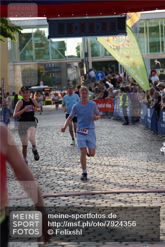 13.06.2025 - Holstenköstenlauf Felixshl http://msf.ph/oto/7924356 13.06.2025 19:59:59 Laufen 2440, 2494, 2495, 2628, 3235, 3248, 3599, 3797, 3798, 3801 meine-sportfotos.de