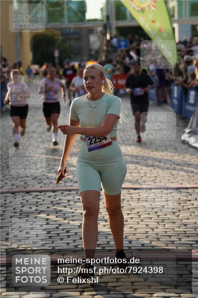 13.06.2025 - Holstenköstenlauf Felixshl http://msf.ph/oto/7924398 13.06.2025 20:00:16 Laufen 2248, 2249, 2254, 2301, 2321, 3187 meine-sportfotos.de