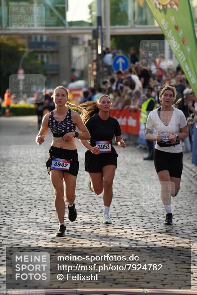 13.06.2025 - Holstenköstenlauf Felixshl http://msf.ph/oto/7924782 13.06.2025 20:02:57 Laufen 3942, 3951, 3953 meine-sportfotos.de