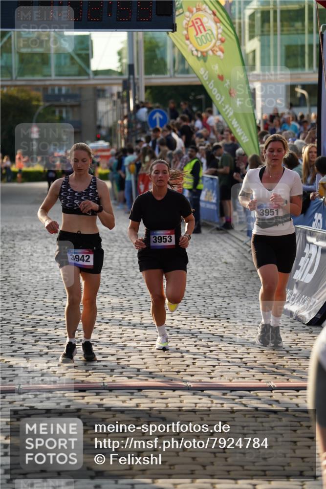 13.06.2025 - Holstenköstenlauf Felixshl http://msf.ph/oto/7924784 13.06.2025 20:02:58 Laufen 3942, 3951, 3953 meine-sportfotos.de