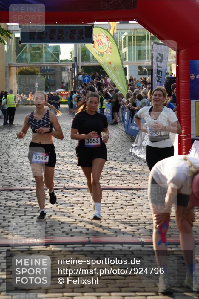 13.06.2025 - Holstenköstenlauf Felixshl http://msf.ph/oto/7924796 13.06.2025 20:03:00 Laufen 3942, 3951, 3953 meine-sportfotos.de