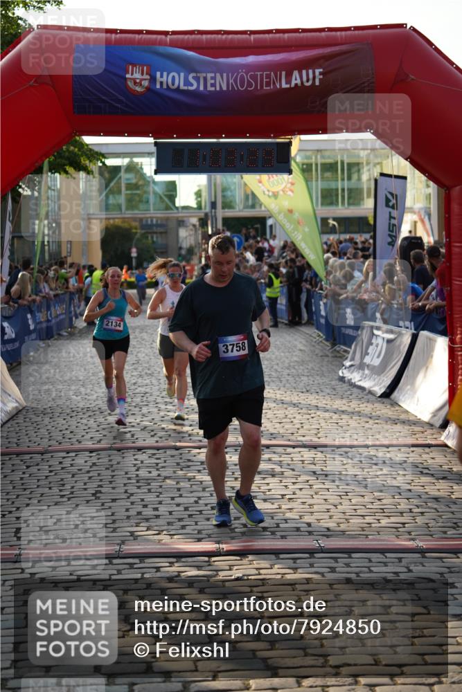 13.06.2025 - Holstenköstenlauf Felixshl http://msf.ph/oto/7924850 13.06.2025 20:03:28 Laufen 2132, 2134, 3067, 3758 meine-sportfotos.de