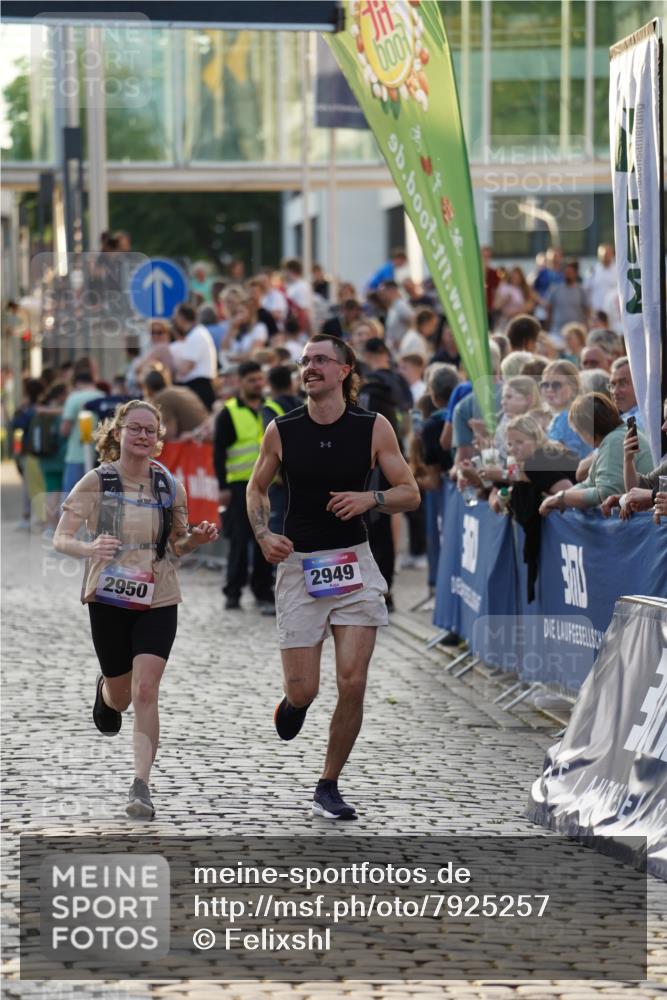 13.06.2025 - Holstenköstenlauf Felixshl http://msf.ph/oto/7925257 13.06.2025 20:06:10 Laufen 2949, 2950 meine-sportfotos.de