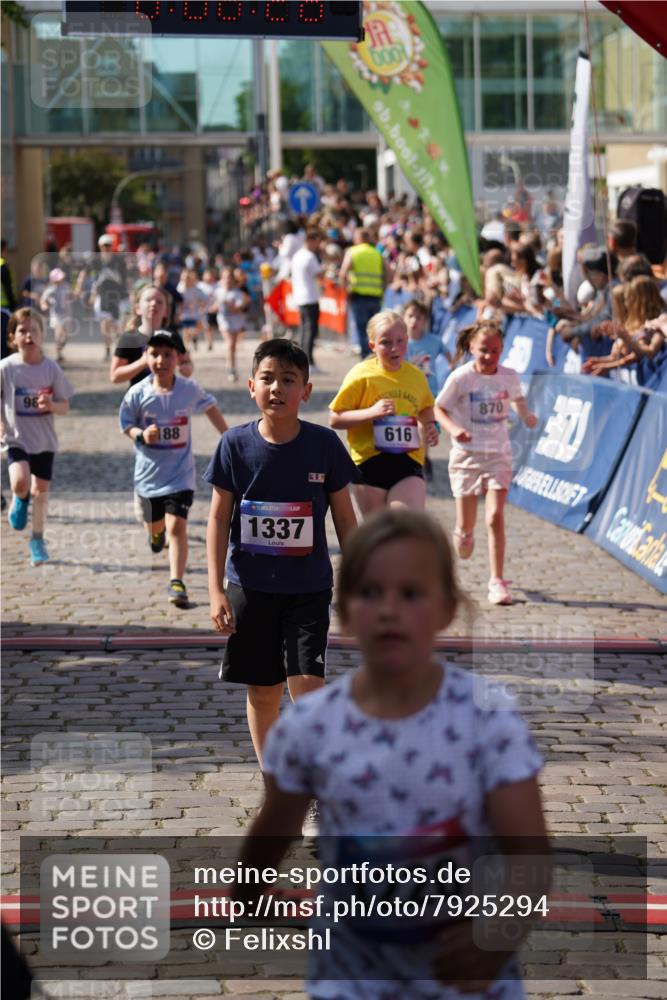 13.06.2025 - Holstenköstenlauf Felixshl http://msf.ph/oto/7925294 13.06.2025 16:23:27 Laufen 221, 327, 359, 483, 616, 750, 870, 988, 1000, 1006, 1337, 1342 meine-sportfotos.de