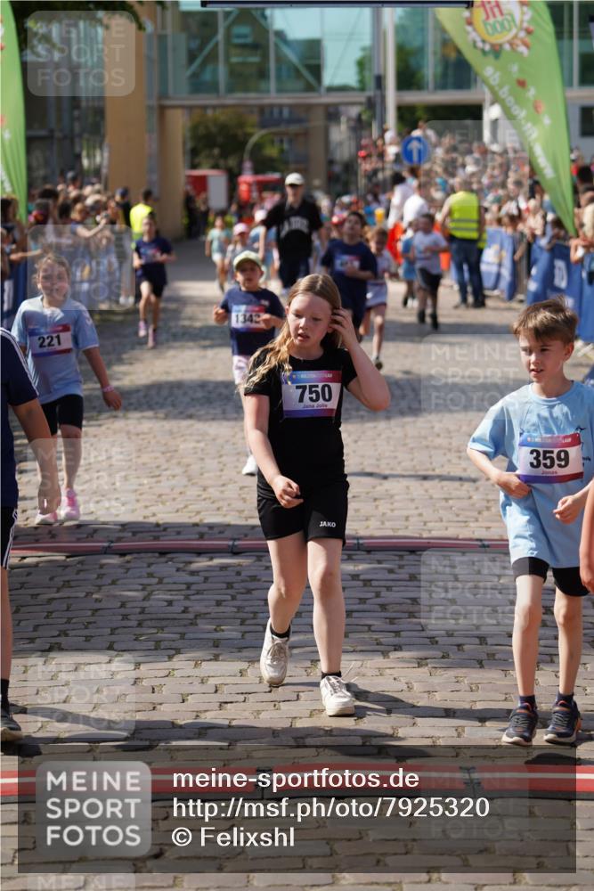 13.06.2025 - Holstenköstenlauf Felixshl http://msf.ph/oto/7925320 13.06.2025 16:23:32 Laufen 163, 221, 332, 336, 337, 359, 483, 616, 725, 750, 756, 870, 879, 988, 989, 995, 1000, 1006, 1174, 1327, 1329, 1342 meine-sportfotos.de