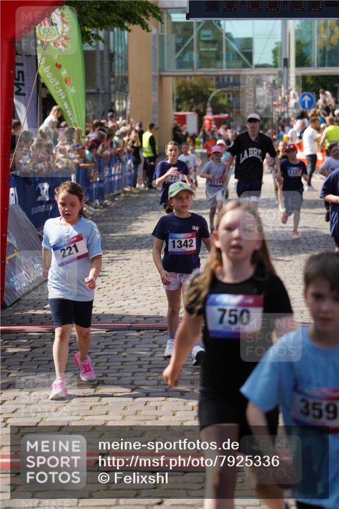13.06.2025 - Holstenköstenlauf Felixshl http://msf.ph/oto/7925336 13.06.2025 16:23:34 Laufen 163, 221, 332, 336, 337, 359, 483, 725, 756, 879, 989, 995, 1000, 1174, 1225, 1327, 1329, 1342 meine-sportfotos.de