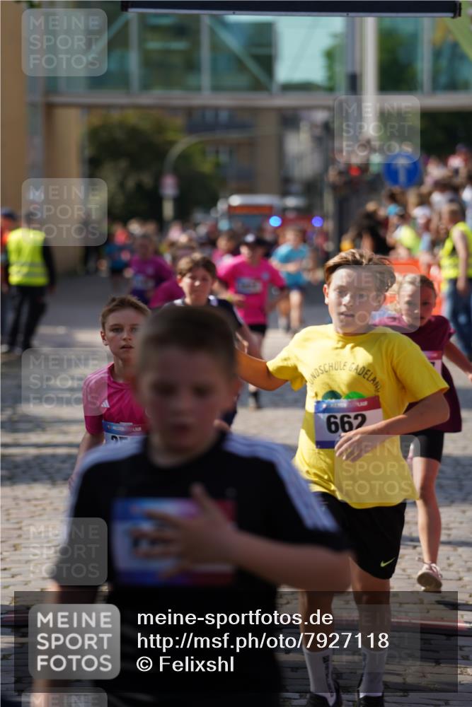 13.06.2025 - Holstenköstenlauf Felixshl http://msf.ph/oto/7927118 13.06.2025 16:51:38 Laufen 15, 51, 69, 127, 128, 259, 398, 544, 662, 806, 813, 937, 1166, 1167, 1824 meine-sportfotos.de