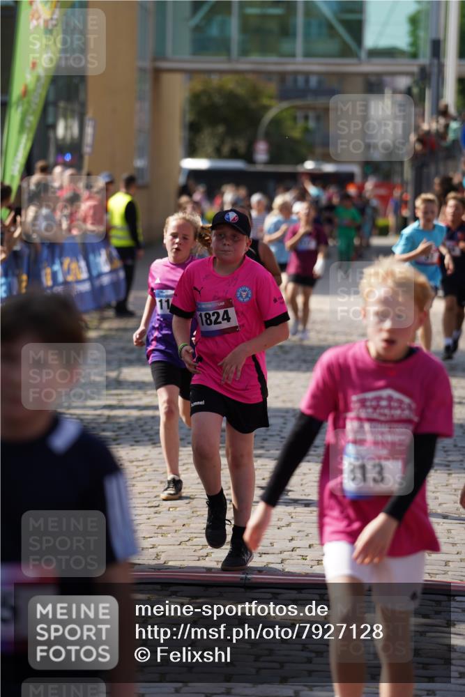 13.06.2025 - Holstenköstenlauf Felixshl http://msf.ph/oto/7927128 13.06.2025 16:51:42 Laufen 15, 27, 51, 127, 128, 137, 406, 541, 544, 812, 813, 937, 1166, 1167, 1824, 1860 meine-sportfotos.de