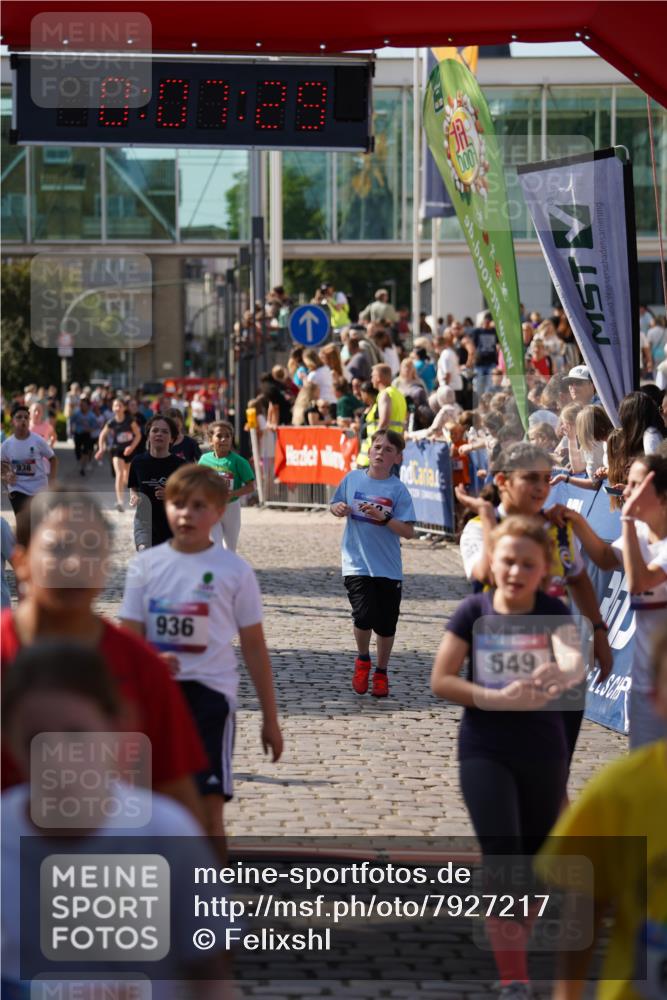 13.06.2025 - Holstenköstenlauf Felixshl http://msf.ph/oto/7927217 13.06.2025 16:52:28 Laufen 262, 266, 394, 412, 540, 549, 555, 660, 817, 927, 936, 938, 1108, 1250, 1263, 1266 meine-sportfotos.de