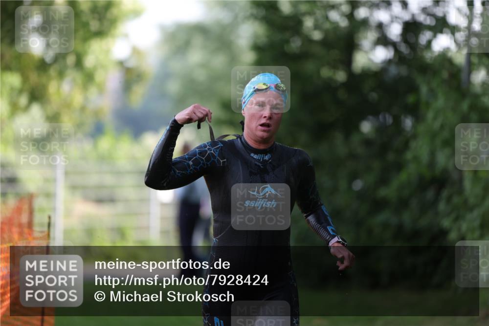 15.06.2025 - 7 Türme Triathlon Michael Strokosch http://msf.ph/oto/7928424 15.06.2025 09:17:07 Schwimmen 81, 82 meine-sportfotos.de