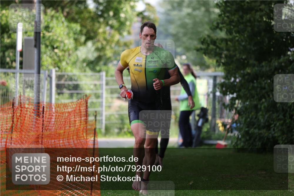 15.06.2025 - 7 Türme Triathlon Michael Strokosch http://msf.ph/oto/7929100 15.06.2025 09:27:24 Schwimmen 51, 52 meine-sportfotos.de