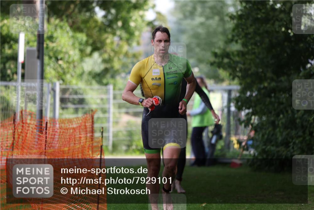 15.06.2025 - 7 Türme Triathlon Michael Strokosch http://msf.ph/oto/7929101 15.06.2025 09:27:24 Schwimmen 51, 52 meine-sportfotos.de