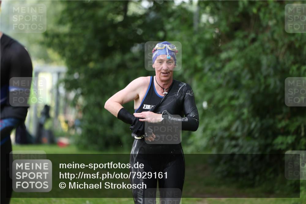 15.06.2025 - 7 Türme Triathlon Michael Strokosch http://msf.ph/oto/7929161 15.06.2025 09:29:16 Schwimmen 154, 155 meine-sportfotos.de