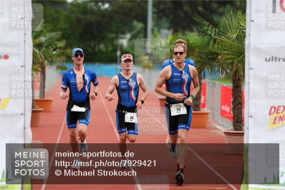 15.06.2025 - 7 Türme Triathlon Michael Strokosch http://msf.ph/oto/7929421 15.06.2025 10:11:55 Ziel 26, 27, 29, 30, 32 meine-sportfotos.de