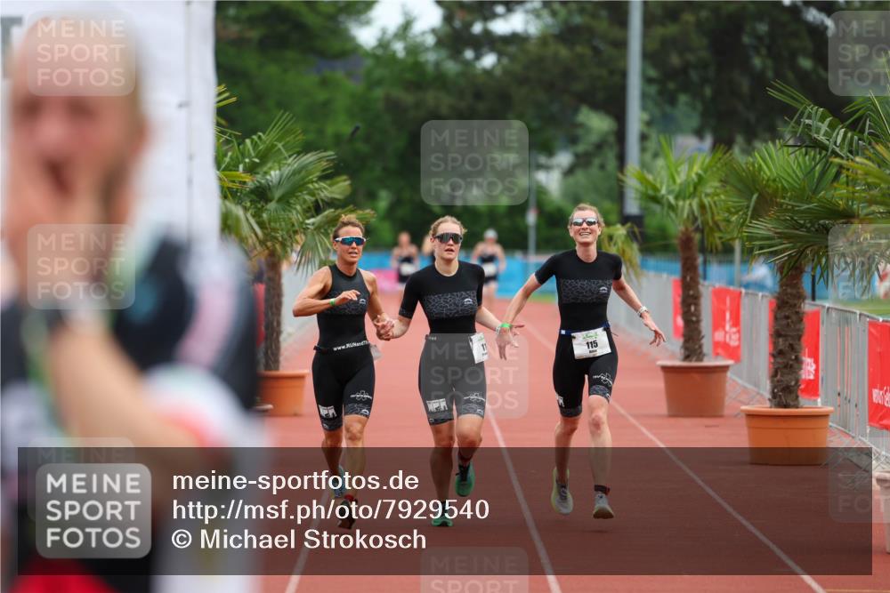 15.06.2025 - 7 Türme Triathlon Michael Strokosch http://msf.ph/oto/7929540 15.06.2025 10:15:37 Ziel 113, 114, 115 meine-sportfotos.de