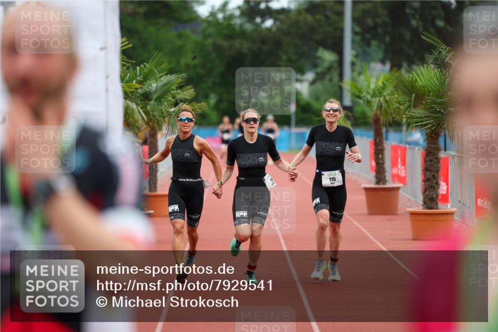 15.06.2025 - 7 Türme Triathlon Michael Strokosch http://msf.ph/oto/7929541 15.06.2025 10:15:38 Ziel 113, 114, 115 meine-sportfotos.de