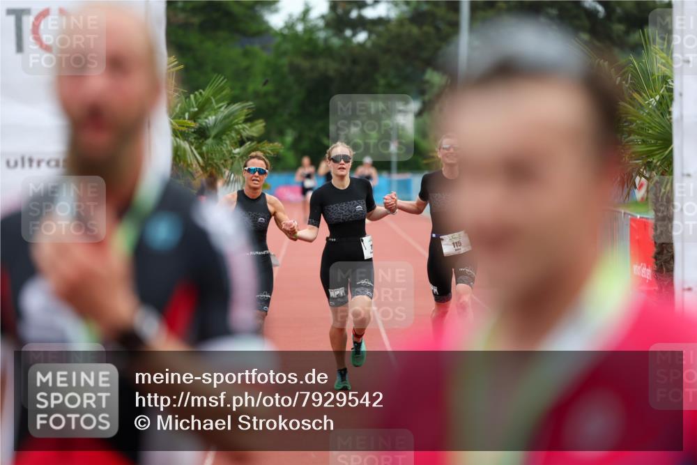 15.06.2025 - 7 Türme Triathlon Michael Strokosch http://msf.ph/oto/7929542 15.06.2025 10:15:38 Ziel 113, 114, 115 meine-sportfotos.de