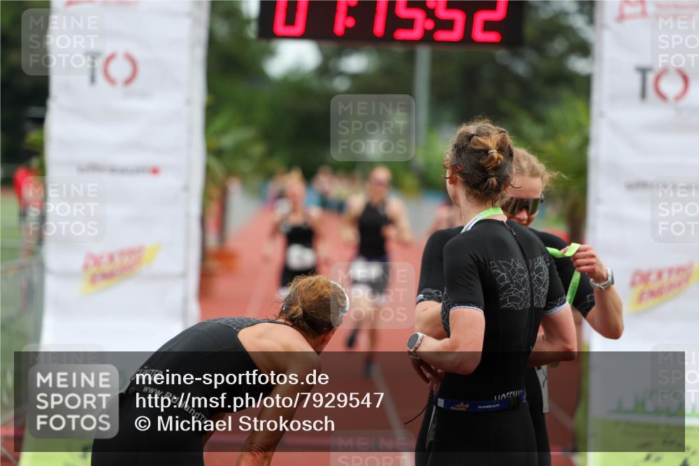 15.06.2025 - 7 Türme Triathlon Michael Strokosch http://msf.ph/oto/7929547 15.06.2025 10:15:52 Ziel 97, 99, 100 meine-sportfotos.de