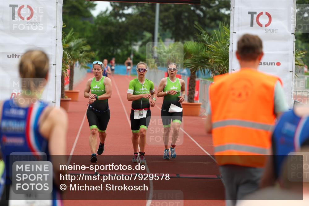 15.06.2025 - 7 Türme Triathlon Michael Strokosch http://msf.ph/oto/7929578 15.06.2025 10:16:20 Ziel 105, 106, 107 meine-sportfotos.de