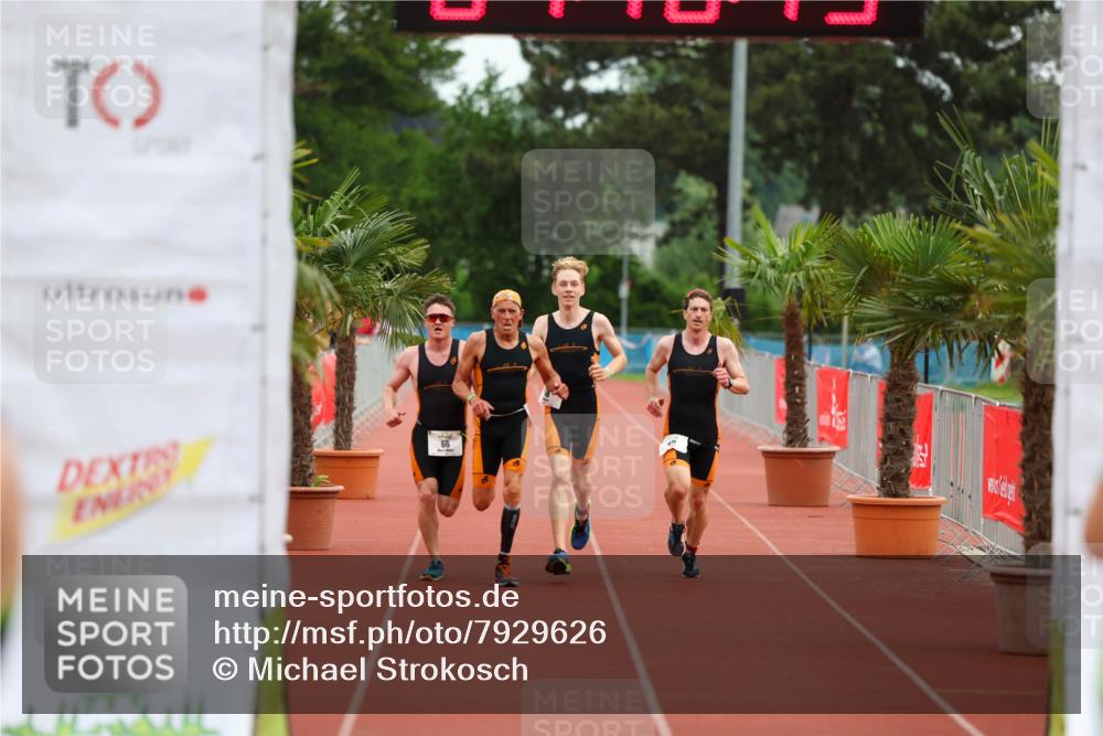 15.06.2025 - 7 Türme Triathlon Michael Strokosch http://msf.ph/oto/7929626 15.06.2025 10:18:43 Ziel 66, 67, 68, 69 meine-sportfotos.de