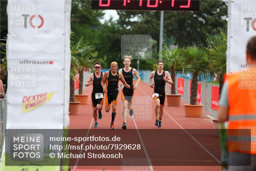 15.06.2025 - 7 Türme Triathlon Michael Strokosch http://msf.ph/oto/7929628 15.06.2025 10:18:44 Ziel 66, 67, 68, 69 meine-sportfotos.de