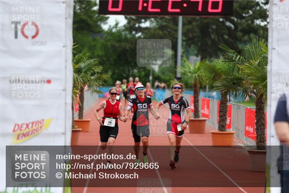 15.06.2025 - 7 Türme Triathlon Michael Strokosch http://msf.ph/oto/7929665 15.06.2025 10:22:47 Ziel 117, 118, 119 meine-sportfotos.de