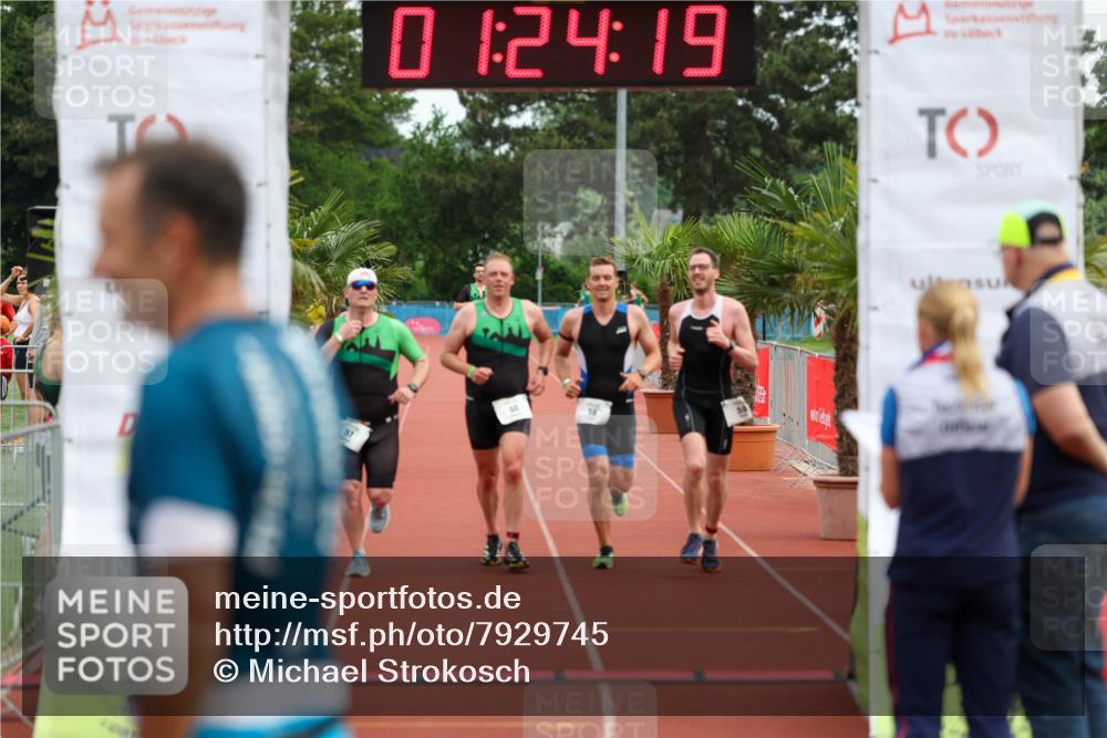 15.06.2025 - 7 Türme Triathlon Michael Strokosch http://msf.ph/oto/7929745 15.06.2025 10:24:20 Ziel 57, 58, 59, 60 meine-sportfotos.de