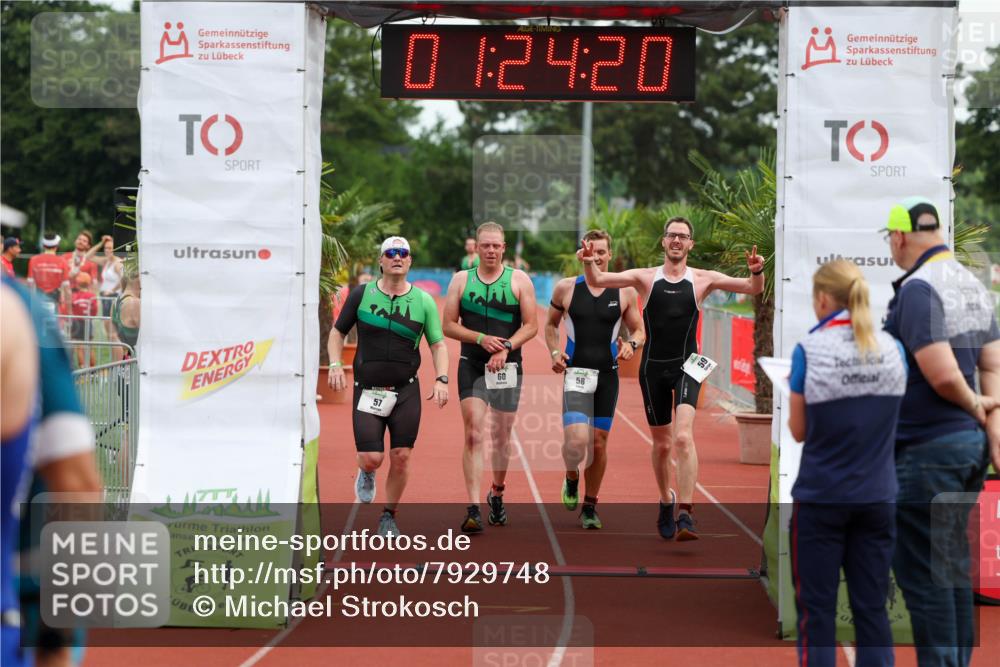 15.06.2025 - 7 Türme Triathlon Michael Strokosch http://msf.ph/oto/7929748 15.06.2025 10:24:21 Ziel 57, 58, 59, 60 meine-sportfotos.de