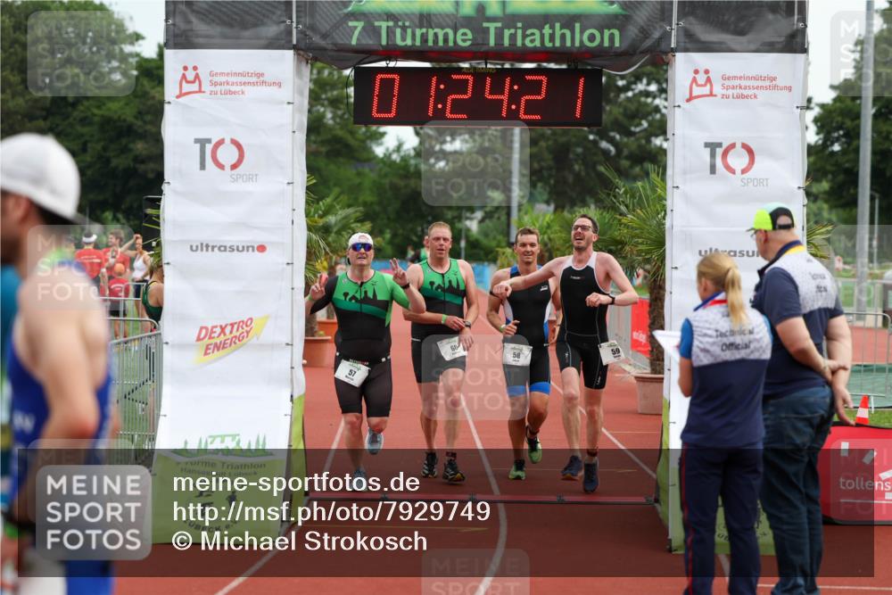 15.06.2025 - 7 Türme Triathlon Michael Strokosch http://msf.ph/oto/7929749 15.06.2025 10:24:21 Ziel 57, 58, 59, 60 meine-sportfotos.de