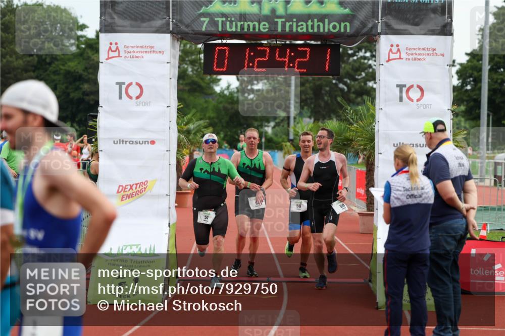 15.06.2025 - 7 Türme Triathlon Michael Strokosch http://msf.ph/oto/7929750 15.06.2025 10:24:22 Ziel 57, 58, 59, 60 meine-sportfotos.de