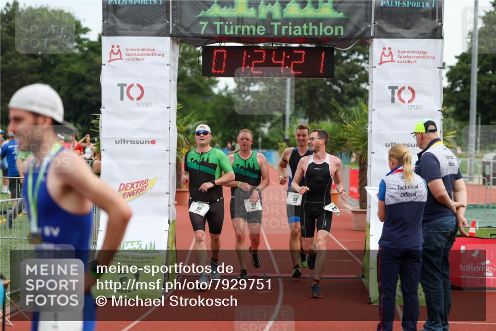 15.06.2025 - 7 Türme Triathlon Michael Strokosch http://msf.ph/oto/7929751 15.06.2025 10:24:22 Ziel 57, 58, 59, 60 meine-sportfotos.de