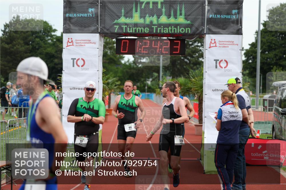 15.06.2025 - 7 Türme Triathlon Michael Strokosch http://msf.ph/oto/7929754 15.06.2025 10:24:23 Ziel 57, 58, 59, 60 meine-sportfotos.de