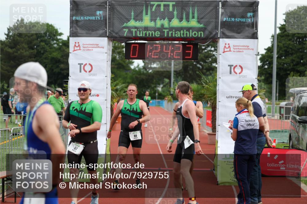 15.06.2025 - 7 Türme Triathlon Michael Strokosch http://msf.ph/oto/7929755 15.06.2025 10:24:23 Ziel 57, 58, 59, 60 meine-sportfotos.de