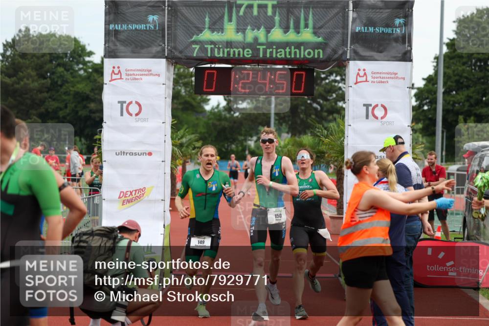 15.06.2025 - 7 Türme Triathlon Michael Strokosch http://msf.ph/oto/7929771 15.06.2025 10:24:50 Ziel 149, 150, 151 meine-sportfotos.de