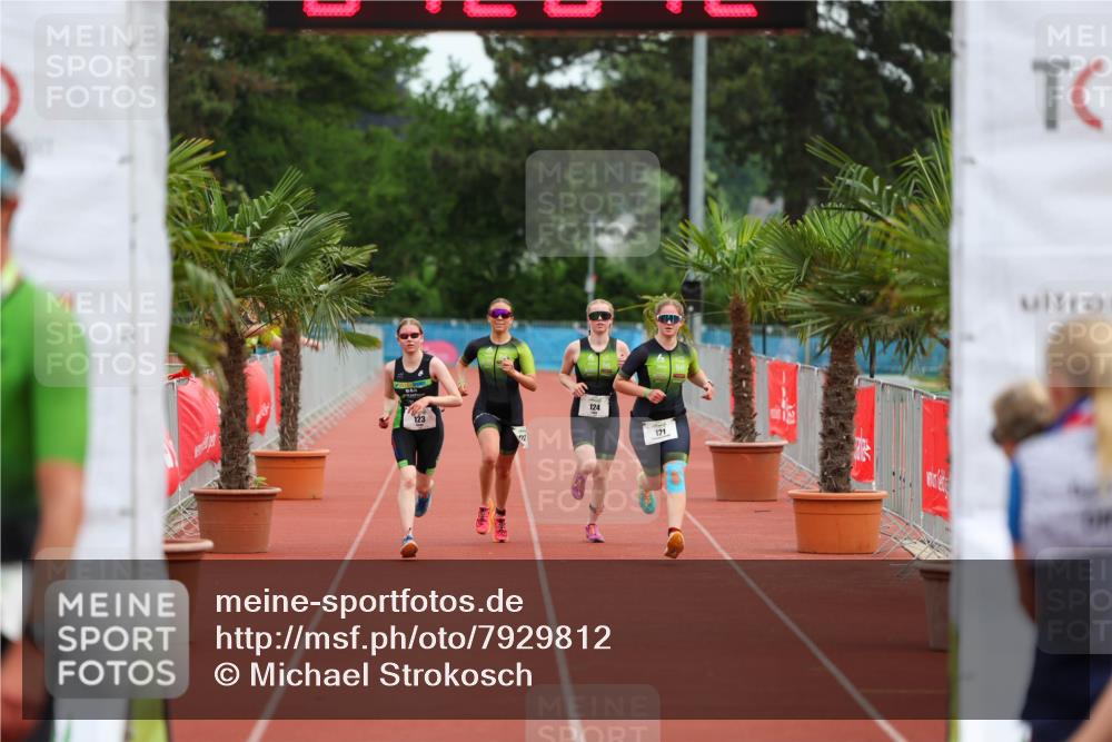 15.06.2025 - 7 Türme Triathlon Michael Strokosch http://msf.ph/oto/7929812 15.06.2025 10:26:43 Ziel 121, 122, 123, 124 meine-sportfotos.de