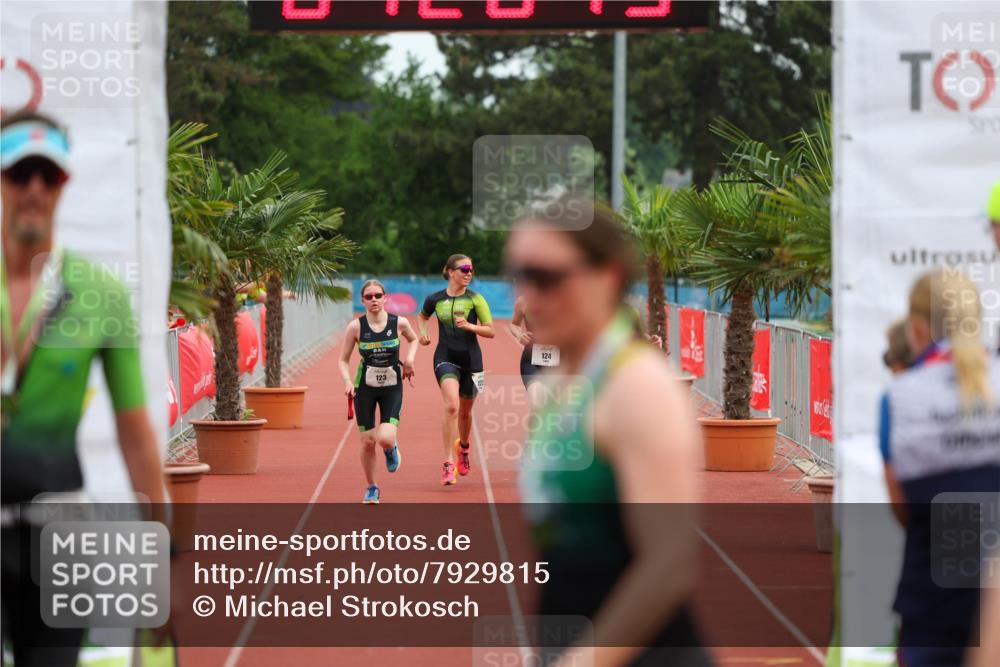 15.06.2025 - 7 Türme Triathlon Michael Strokosch http://msf.ph/oto/7929815 15.06.2025 10:26:43 Ziel 121, 122, 123, 124 meine-sportfotos.de