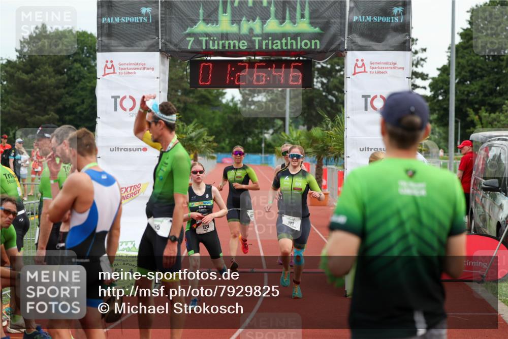 15.06.2025 - 7 Türme Triathlon Michael Strokosch http://msf.ph/oto/7929825 15.06.2025 10:26:47 Ziel 121, 122, 123, 124 meine-sportfotos.de