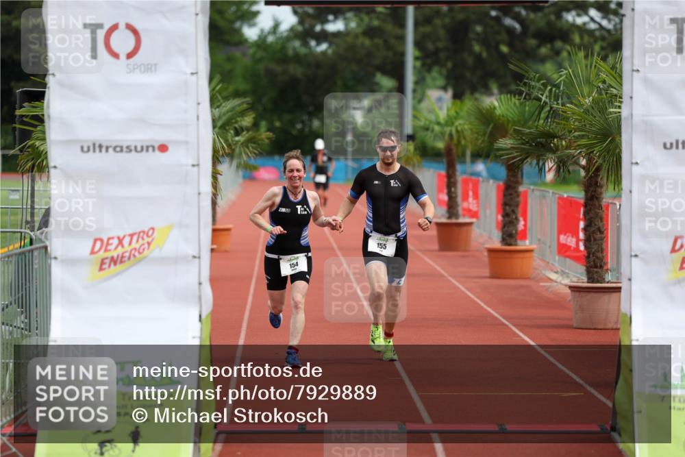 15.06.2025 - 7 Türme Triathlon Michael Strokosch http://msf.ph/oto/7929889 15.06.2025 10:30:39 Ziel 154, 155 meine-sportfotos.de