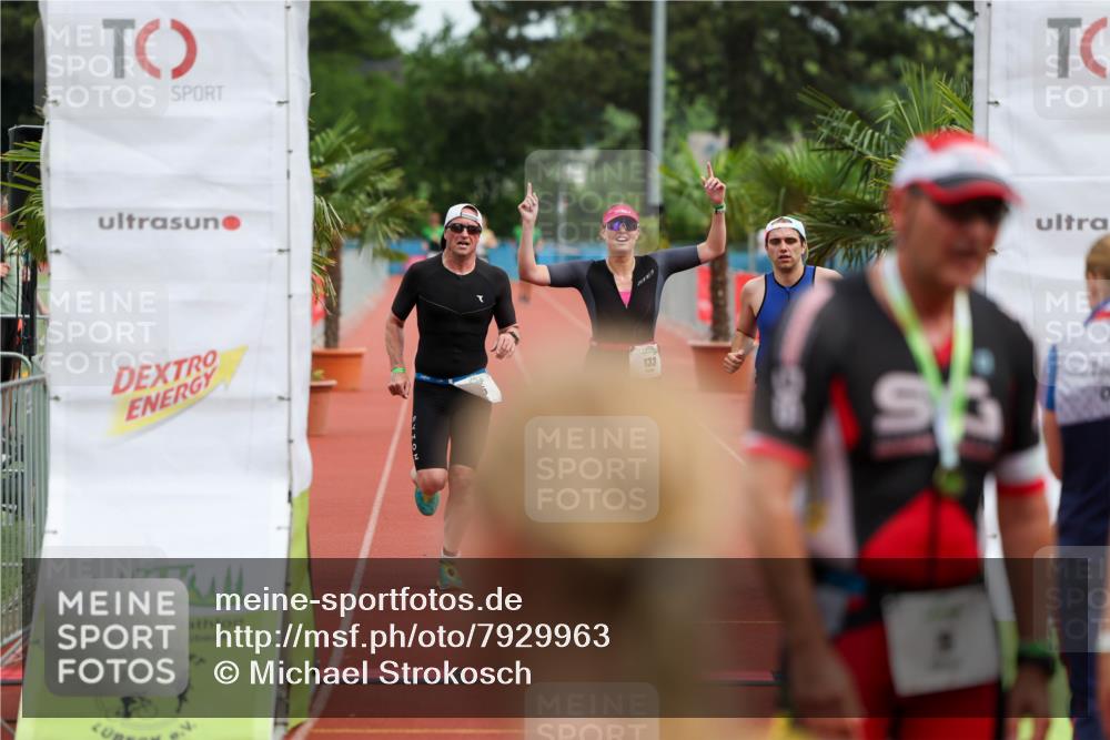 15.06.2025 - 7 Türme Triathlon Michael Strokosch http://msf.ph/oto/7929963 15.06.2025 10:33:25 Ziel 133, 134, 135 meine-sportfotos.de