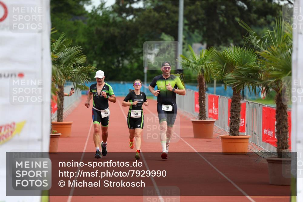 15.06.2025 - 7 Türme Triathlon Michael Strokosch http://msf.ph/oto/7929990 15.06.2025 10:34:50 Ziel 146, 147, 148 meine-sportfotos.de