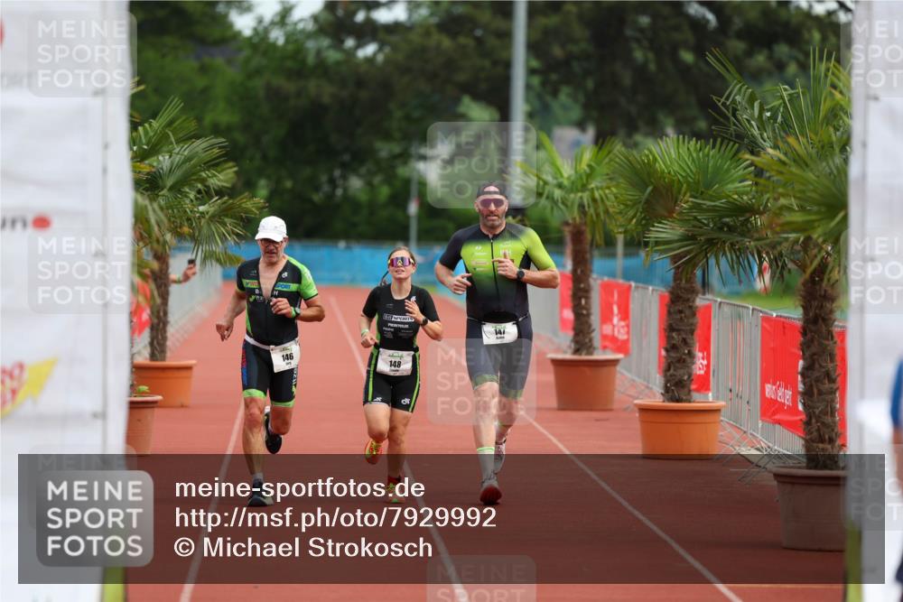 15.06.2025 - 7 Türme Triathlon Michael Strokosch http://msf.ph/oto/7929992 15.06.2025 10:34:51 Ziel 146, 147, 148 meine-sportfotos.de