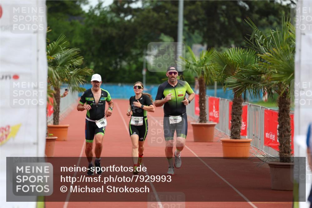 15.06.2025 - 7 Türme Triathlon Michael Strokosch http://msf.ph/oto/7929993 15.06.2025 10:34:51 Ziel 146, 147, 148 meine-sportfotos.de