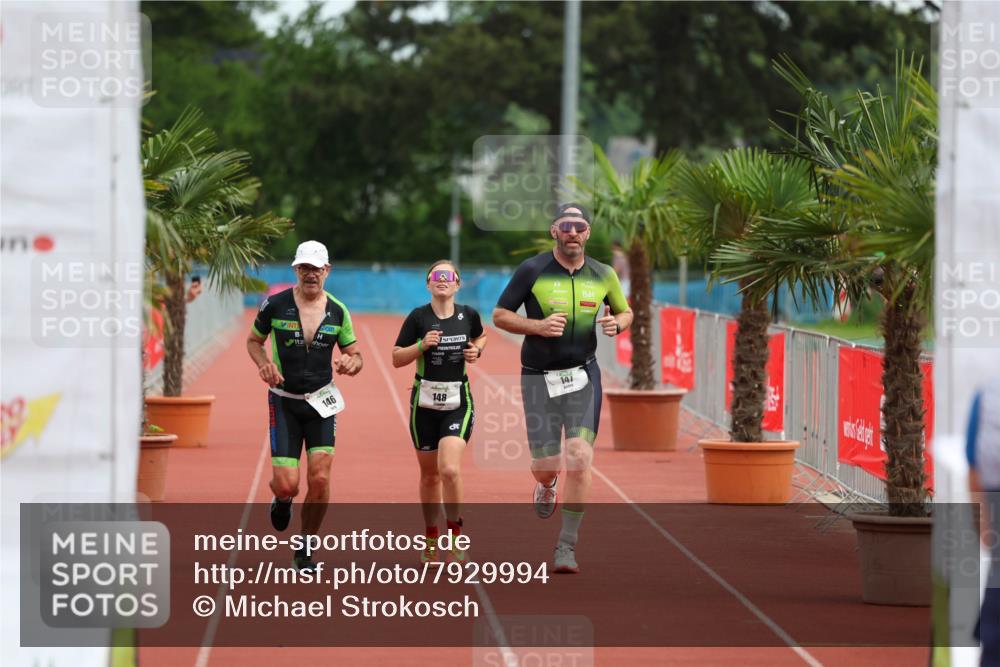 15.06.2025 - 7 Türme Triathlon Michael Strokosch http://msf.ph/oto/7929994 15.06.2025 10:34:51 Ziel 146, 147, 148 meine-sportfotos.de