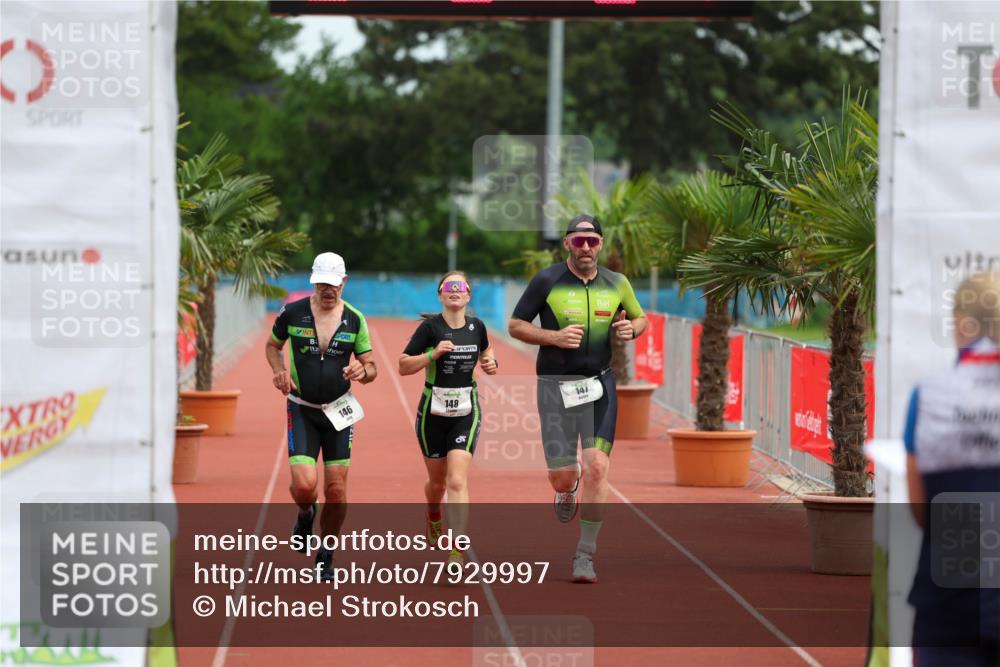 15.06.2025 - 7 Türme Triathlon Michael Strokosch http://msf.ph/oto/7929997 15.06.2025 10:34:52 Ziel 146, 147, 148 meine-sportfotos.de