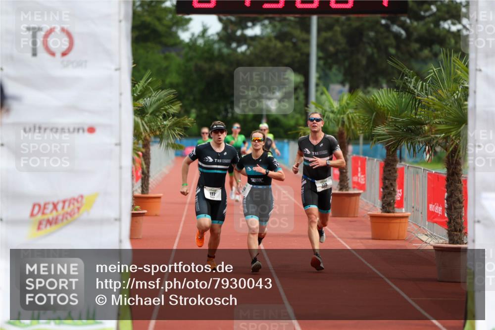 15.06.2025 - 7 Türme Triathlon Michael Strokosch http://msf.ph/oto/7930043 15.06.2025 10:36:05 Ziel 137, 138, 140 meine-sportfotos.de